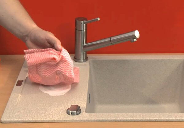 Come pulire il lavandino del bagno ingiallito